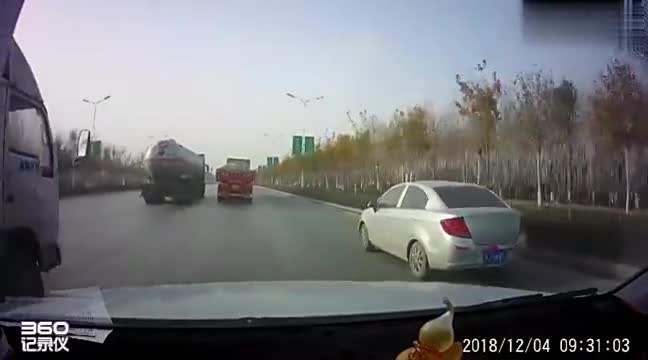 行车记录仪实拍：轿车遇大货车并道，网友：不知道死字怎么写？