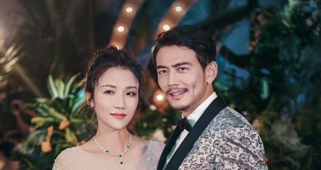 杨烁妻子晒3岁女儿模样像混血老爸却狠心任由她淋雨痛哭