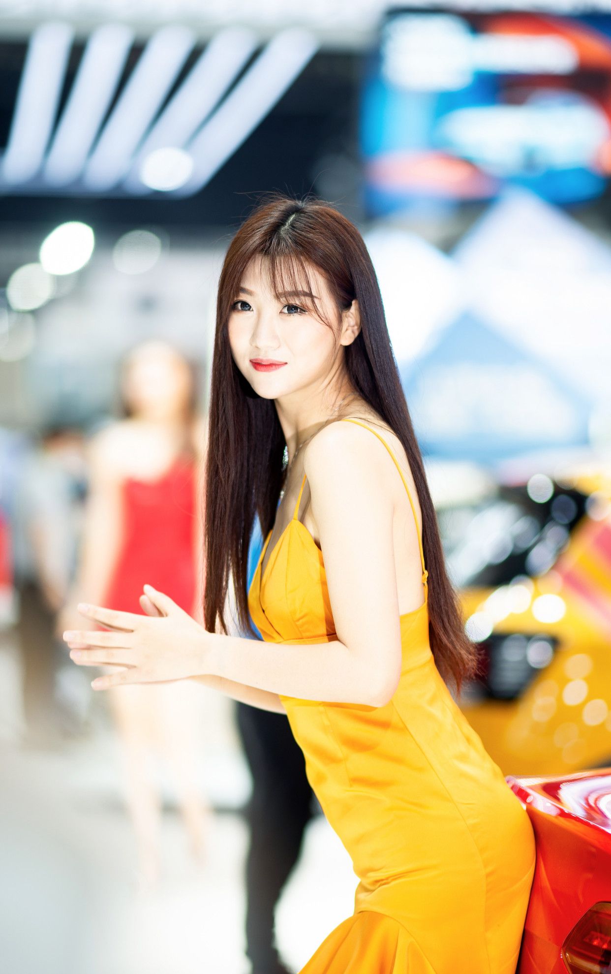 旅途中遇见车展，漂亮的车模点亮了城市