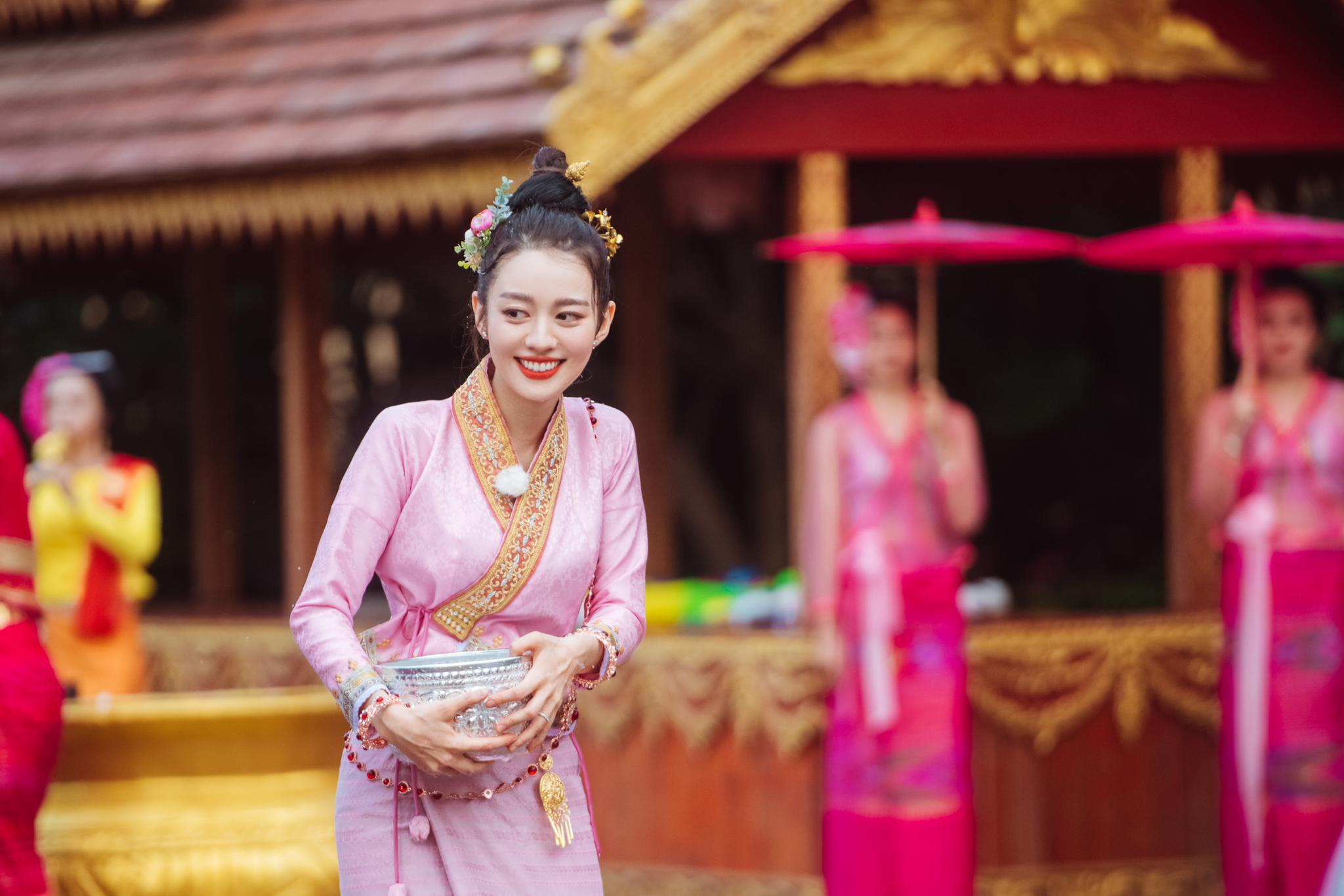 穿传统泰式服装的泰国女孩 库存图片. 图片 包括有 自然, 聚会所, 纵向, 骑马, 夫人, 佛教, 舞蹈 - 174632489