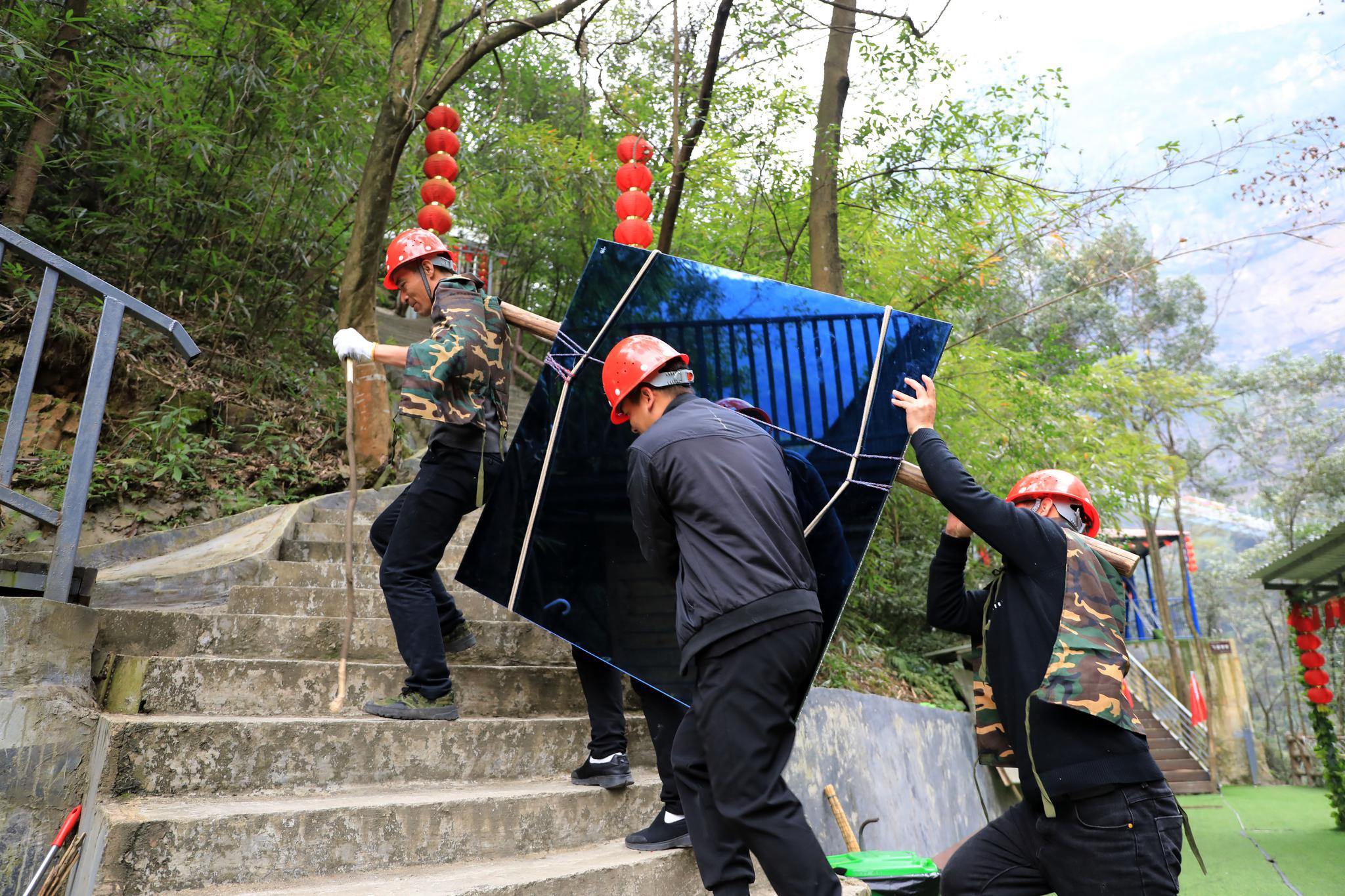 湖北 三峡竹海 天空之镜 背山工|实拍湖北三峡竹海背山工 160斤玻璃每天上山往返20趟