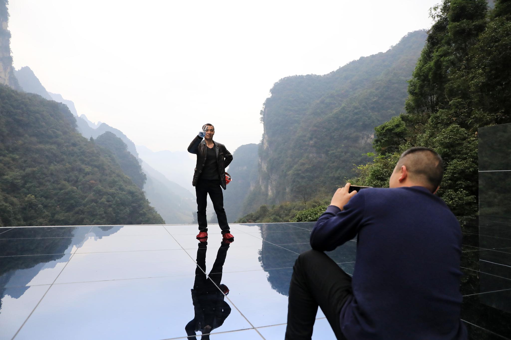 湖北 三峡竹海 天空之镜 背山工|实拍湖北三峡竹海背山工 160斤玻璃每天上山往返20趟