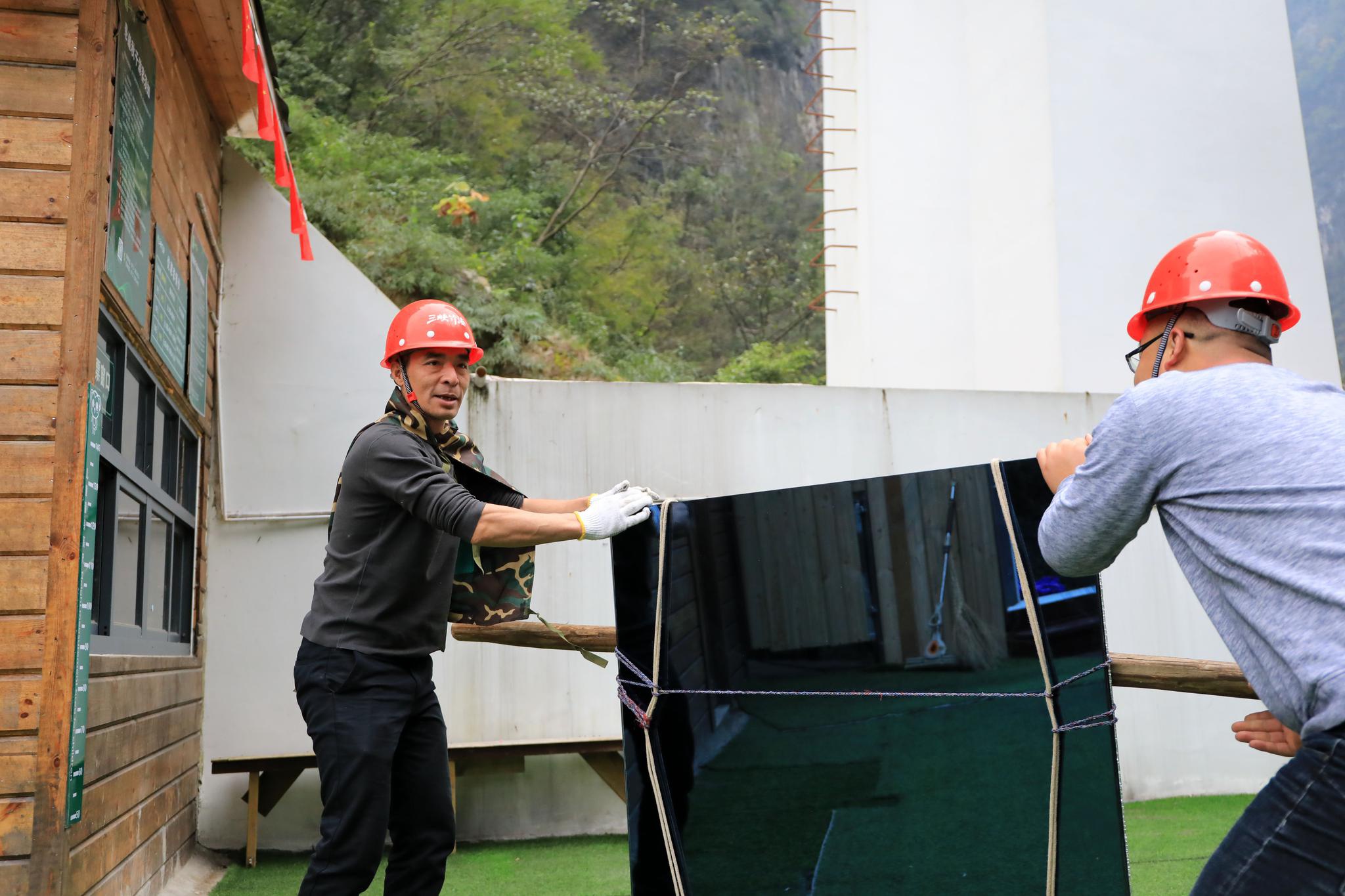 湖北 三峡竹海 天空之镜 背山工|实拍湖北三峡竹海背山工 160斤玻璃每天上山往返20趟