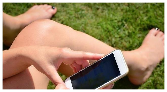 晚上在睡觉前,长时间躺着“玩手机”,你或许会有这3个“变化”休闲区蓝鸢梦想 - Www.slyday.coM 晚上在睡觉前,长时间躺着“玩手机”,你或许会有这3个“变化”休闲区蓝鸢梦想 - Www.slyday.coM