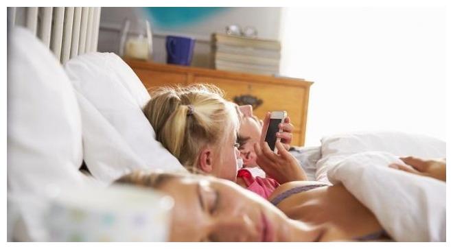 晚上在睡觉前,长时间躺着“玩手机”,你或许会有这3个“变化”休闲区蓝鸢梦想 - Www.slyday.coM 晚上在睡觉前,长时间躺着“玩手机”,你或许会有这3个“变化”休闲区蓝鸢梦想 - Www.slyday.coM