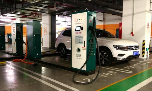 北京最大集中式电动汽车充电站投用 单日可提供约1300次服务