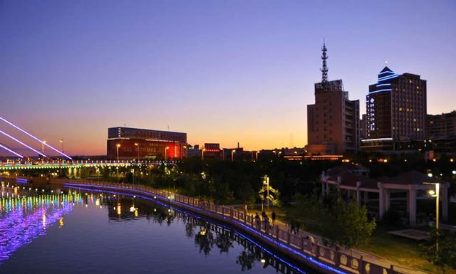 旅游看点>正文> 克拉玛依河夜景夜晚的克拉玛依河最美,气派非凡的喷泉