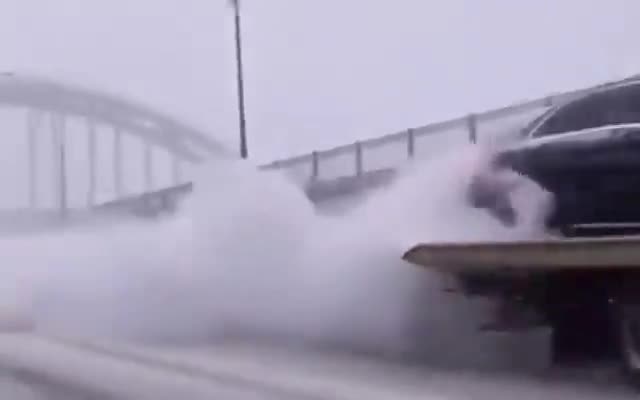 行车实拍：谁能告诉我这辆奔驰是怎么了，没启动的还一直冒烟！