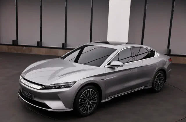 实车上路，比亚迪汉终于来了，或25万起，配“刀片电池”不输特斯