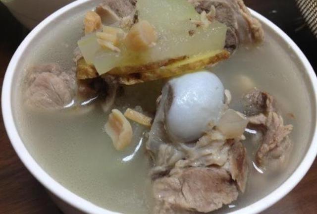 排骨汤怎么炖成白汤 c1be-iwpcxks4846695.jpg