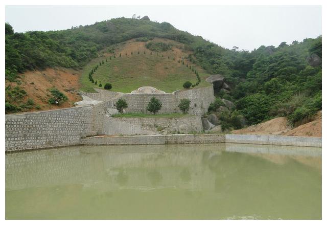 这个水池就是富豪耗费巨大精力挖山取水造的,本意作聚财池.