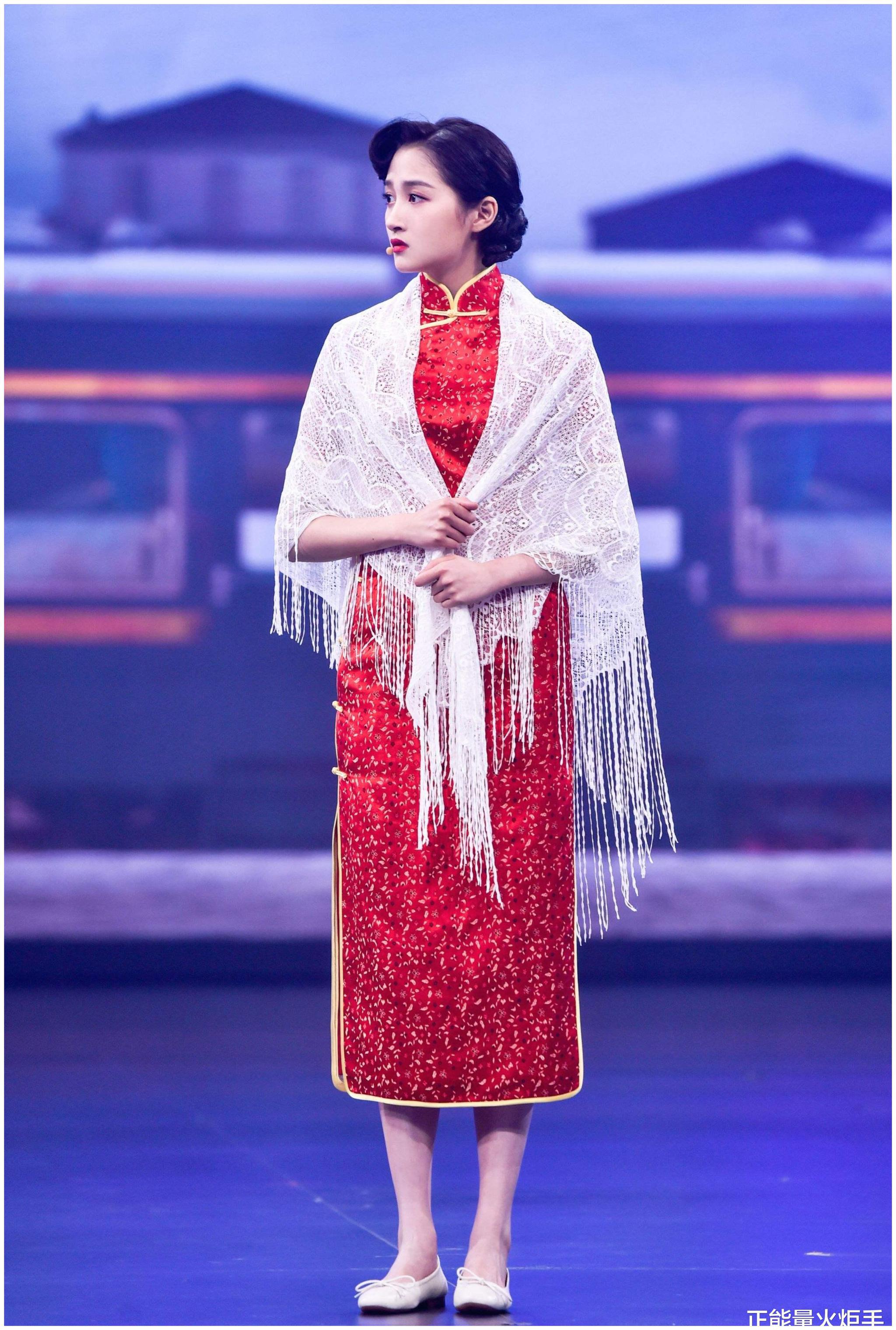 关晓彤旗袍造型曝光,妩媚动人尽显好身材:美炸了