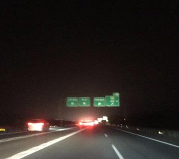 夜间跑高速时,这四个开车技巧要熟记,关键时候能保命