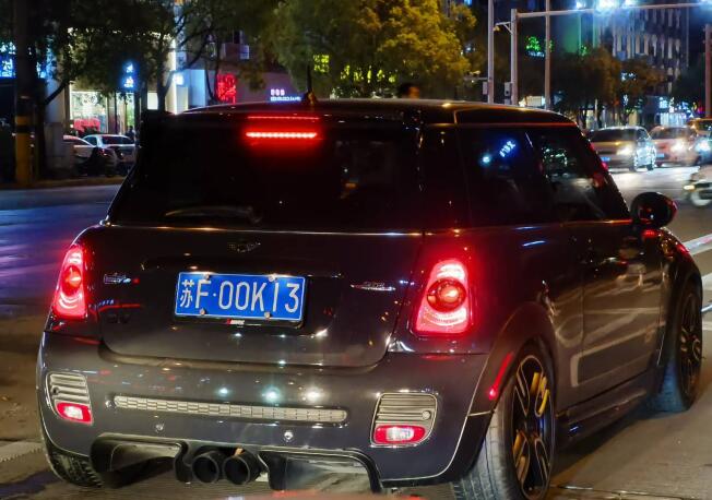 南通工农路街头实拍Mini JCW，中出排气管彰显战斗感！
