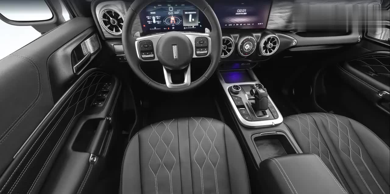 实拍坦克300内饰，中控有块表，配连体大屏，豪华不输奔驰大G