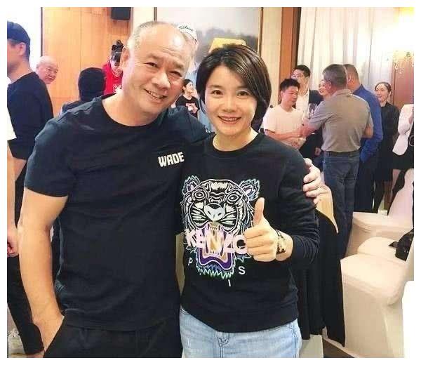 57岁李宁妻子陈永妍近况:她37岁生子依然美丽;他身价百亿很苍老