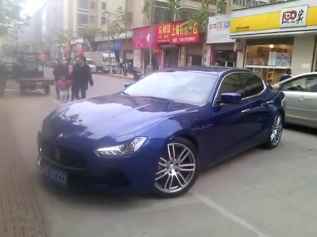 上饶街头实拍玛莎拉蒂Ghibli炸街咆哮
