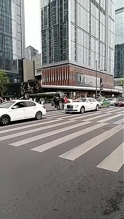 小姐姐开劳斯莱斯古思特接男友准