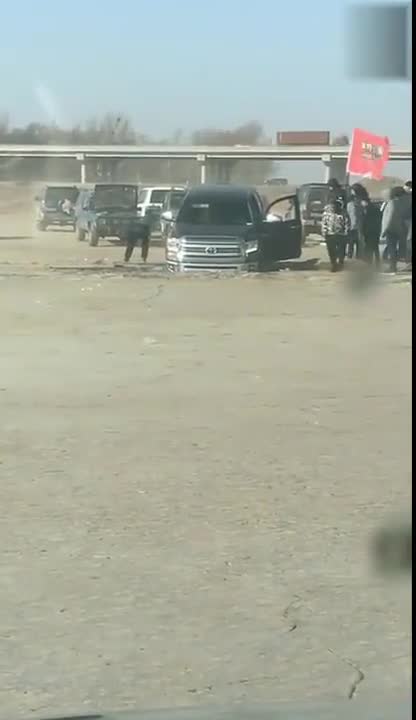 新款丰田大皮卡掉进坑里，上都上不来了么？