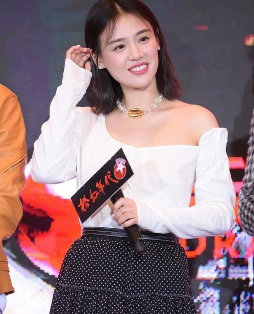 马思纯瘦了就任性穿单肩白色上衣配蛋糕裙看上去瘦了有2个码