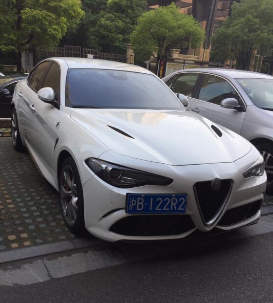 南通崇川区街头实拍阿尔法罗密欧四叶草版，低调的性能猛兽！