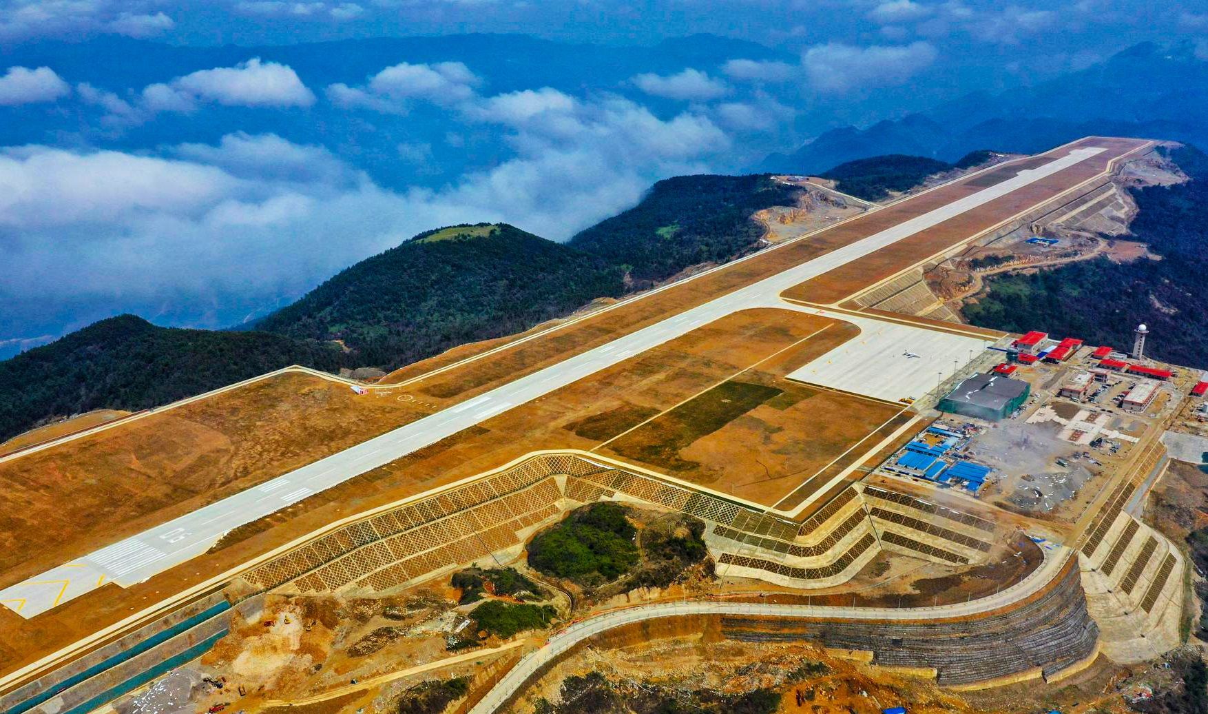 航拍重庆巫山机场,削了7个山头,填了6个山谷才建成