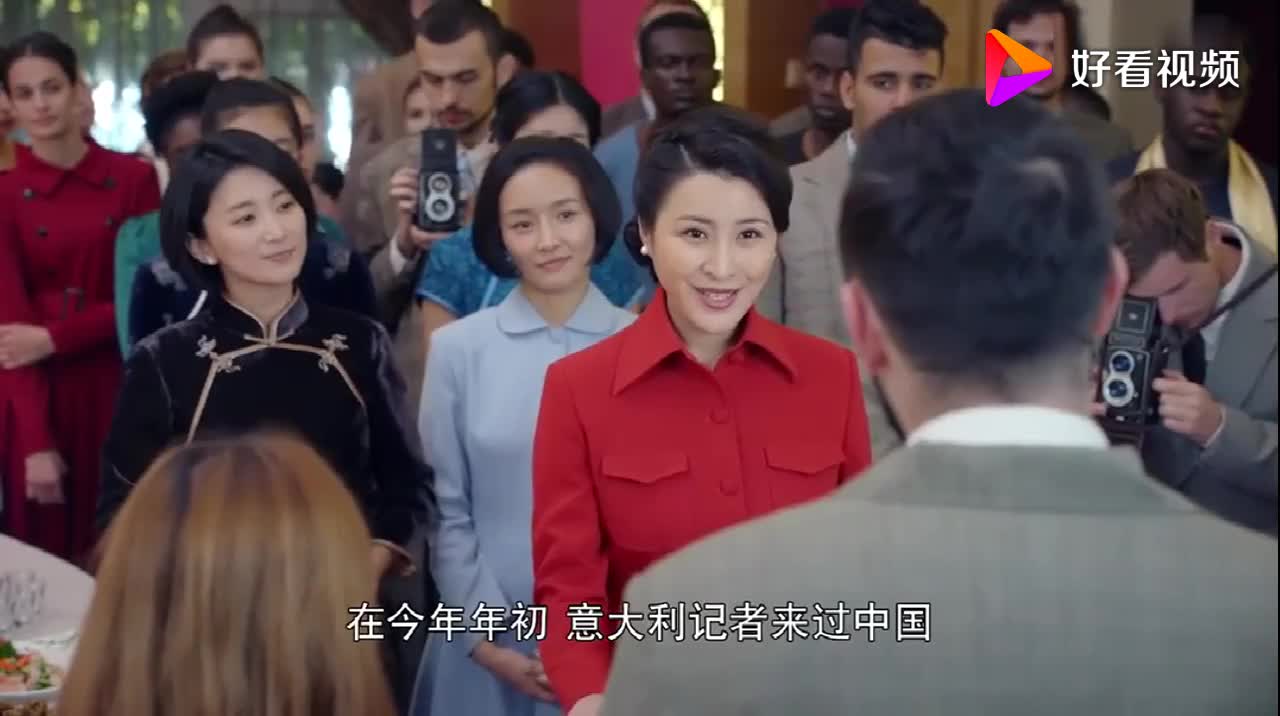 外交风云:女外交官回答记者的疑问,并大方邀请他们到中国来玩