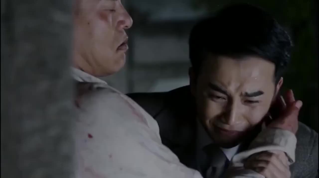 荡寇:杨二虎抱着父亲在街头痛哭,谭青儿也默默流泪!