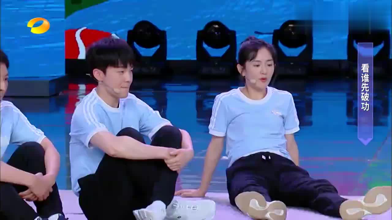 快乐大本营 维嘉神模仿阿尔法狗 高伟光仝卓憋笑憋到脸部抽筋