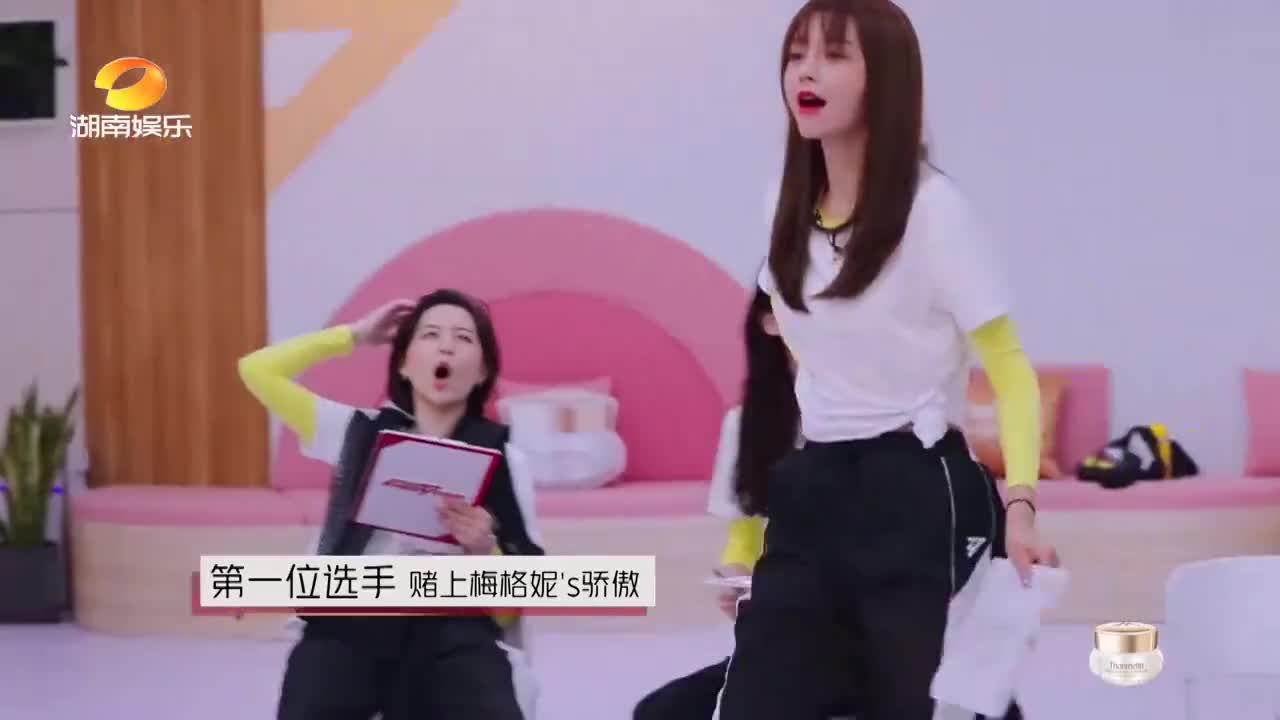 沈梦辰为争夺歌词太拼命,一个脚滑摔成表情包,姐姐们