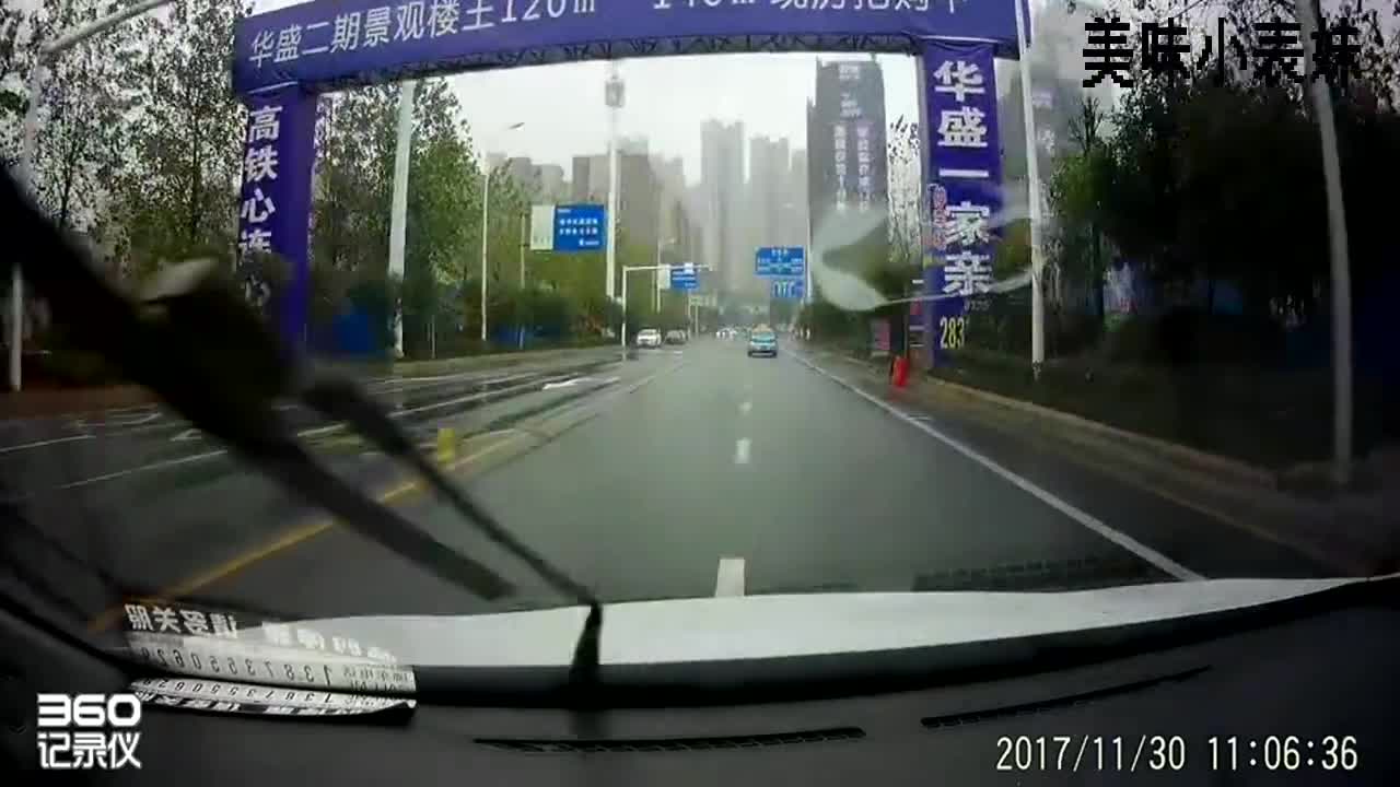 出租车闯灯被撞，大马路上跟SUV来了个亲密接吻，监控实拍