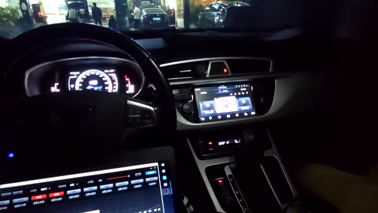 吉利博越三分主动频音响系统，声音清晰通透，人声的大毒物。