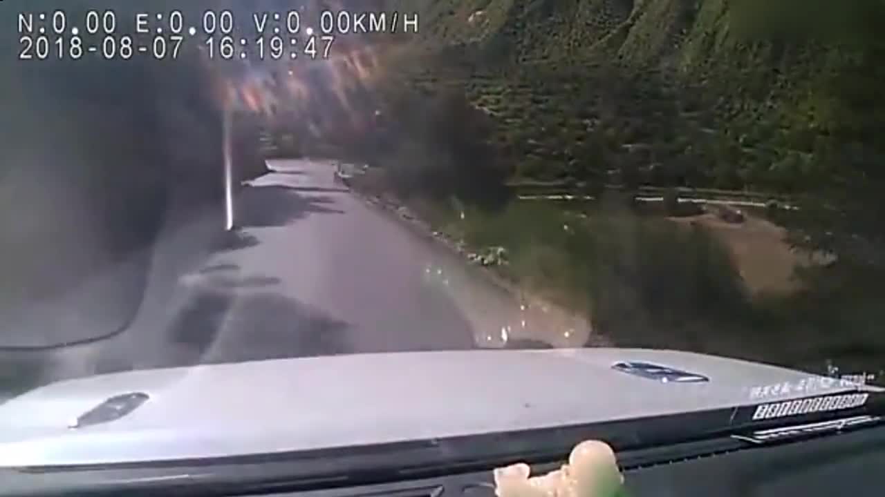 实拍自驾车辆弯道失控，直接坠入江中