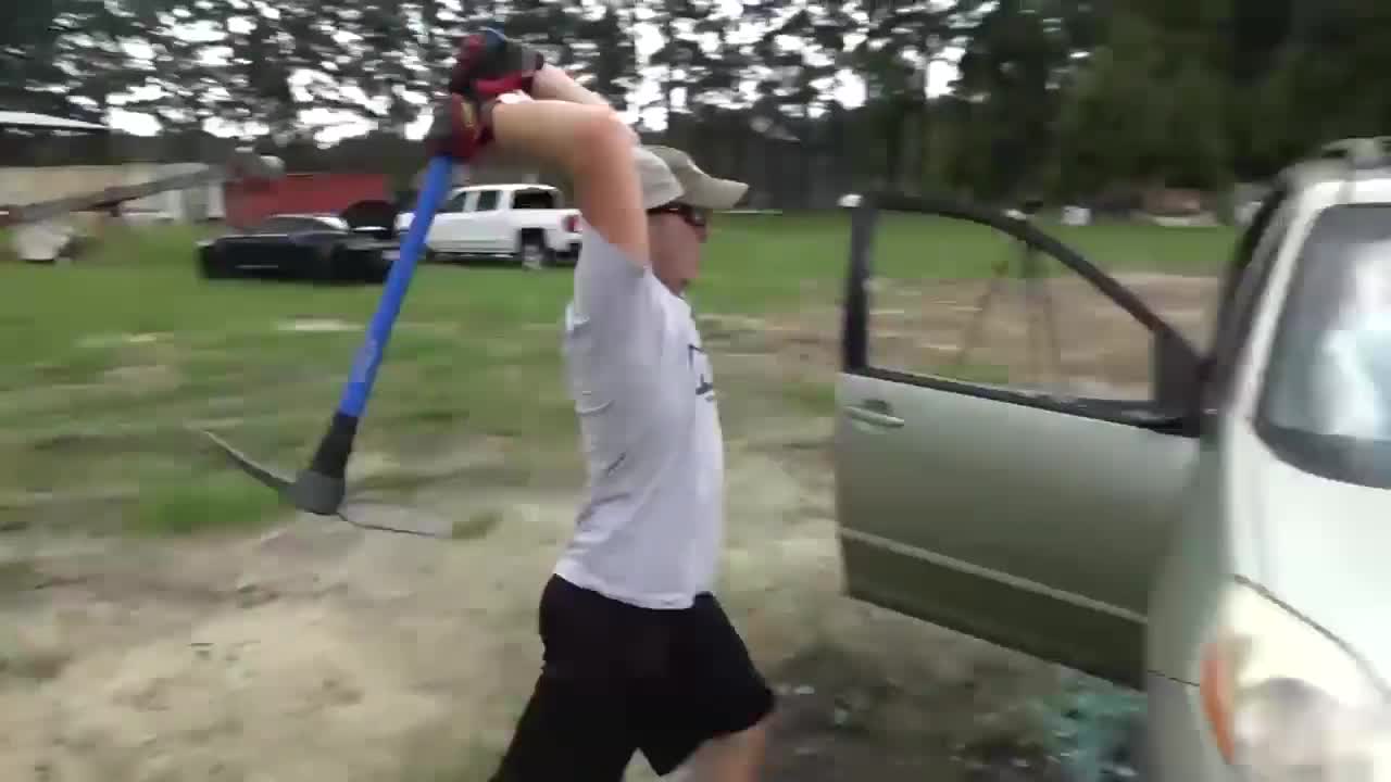 把朋友的汽车砸了，朋友蒙圈了，送朋友一辆新车，朋友又乐了！