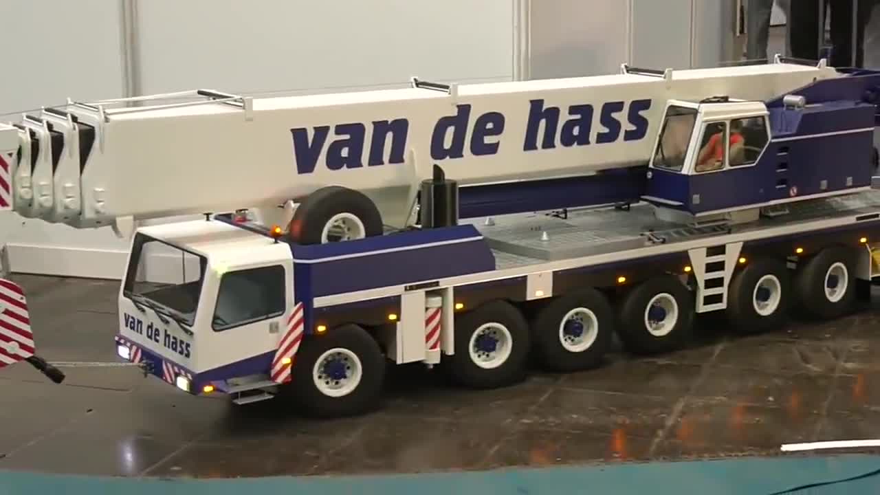 大型仿真模型组合车展览现场，各式各样的微型模拟车争先恐后露面