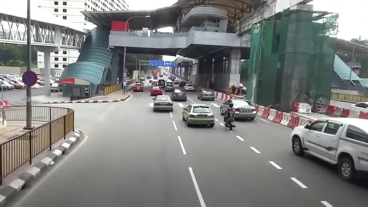 偶遇富二代提新车，直接坐进保时捷车内，网友：保养都保不起！