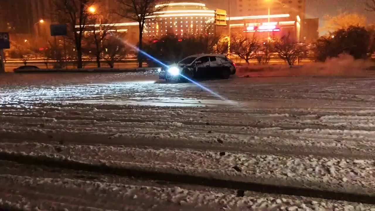 奥迪最强钢炮RS6雪地里玩漂移！