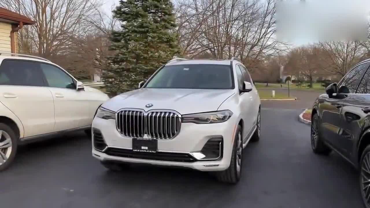 按下2020款宝马X740i钥匙，打开车门坐进驾驶室，才知道有多霸气