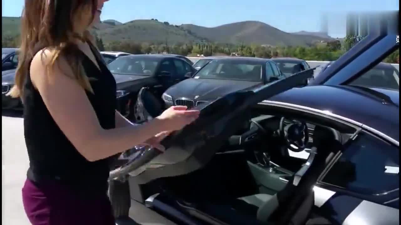 女销售向客户演示最新款宝马