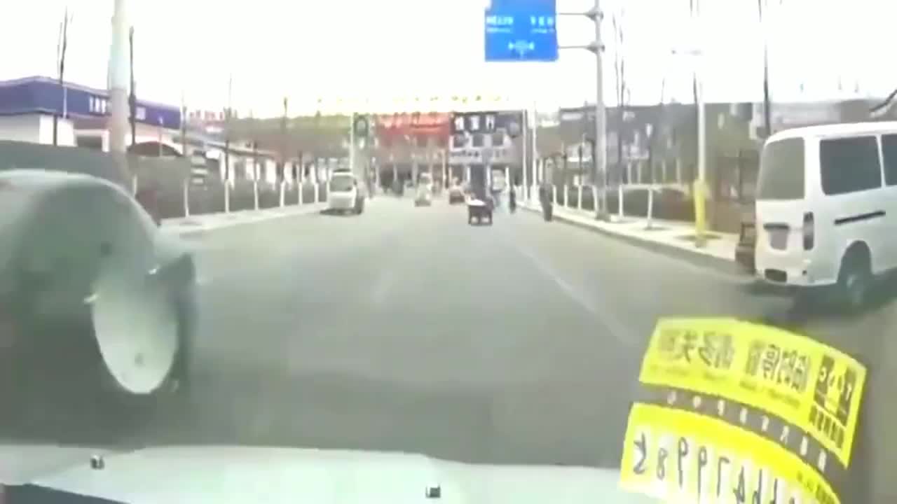 实拍：女司机直行太嚣张，阻止了面包车，却与黑车“亲”上了