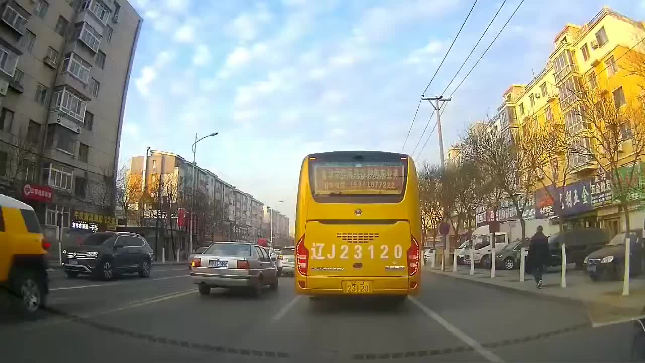 实拍：貌似前车速度慢耽误了大巴行驶，行驶中开了车门怼上了