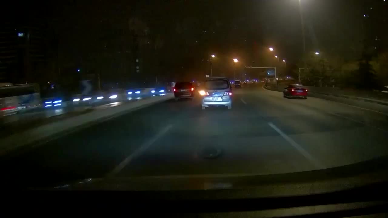 实拍：出租车占着车道不走，我用远光灯提醒，他故意多次踩刹车！