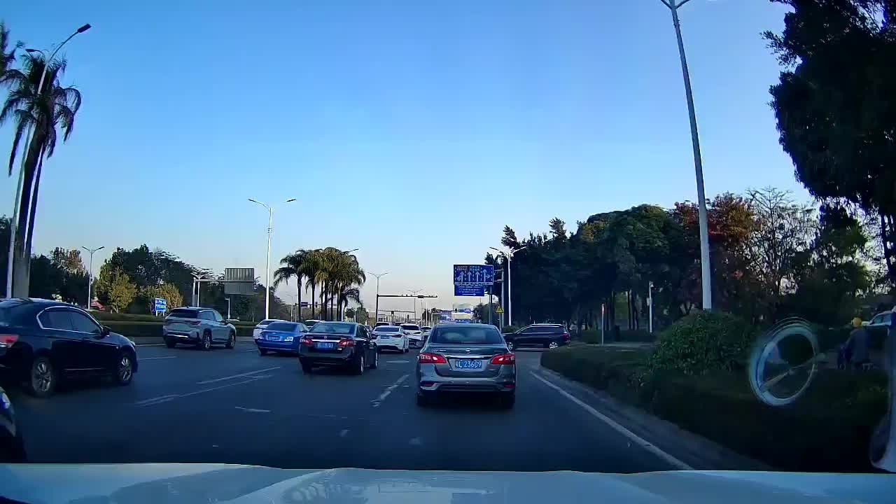 实拍：女司机啊，后面堵那么长，这强行变道，没吃过亏吧