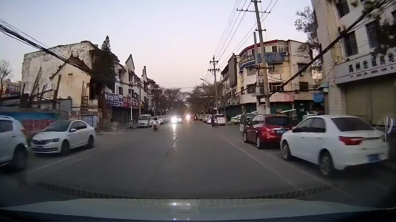 实拍：奥迪灯厂名不虚传，我以为他开的远光，就给他闪了大灯！