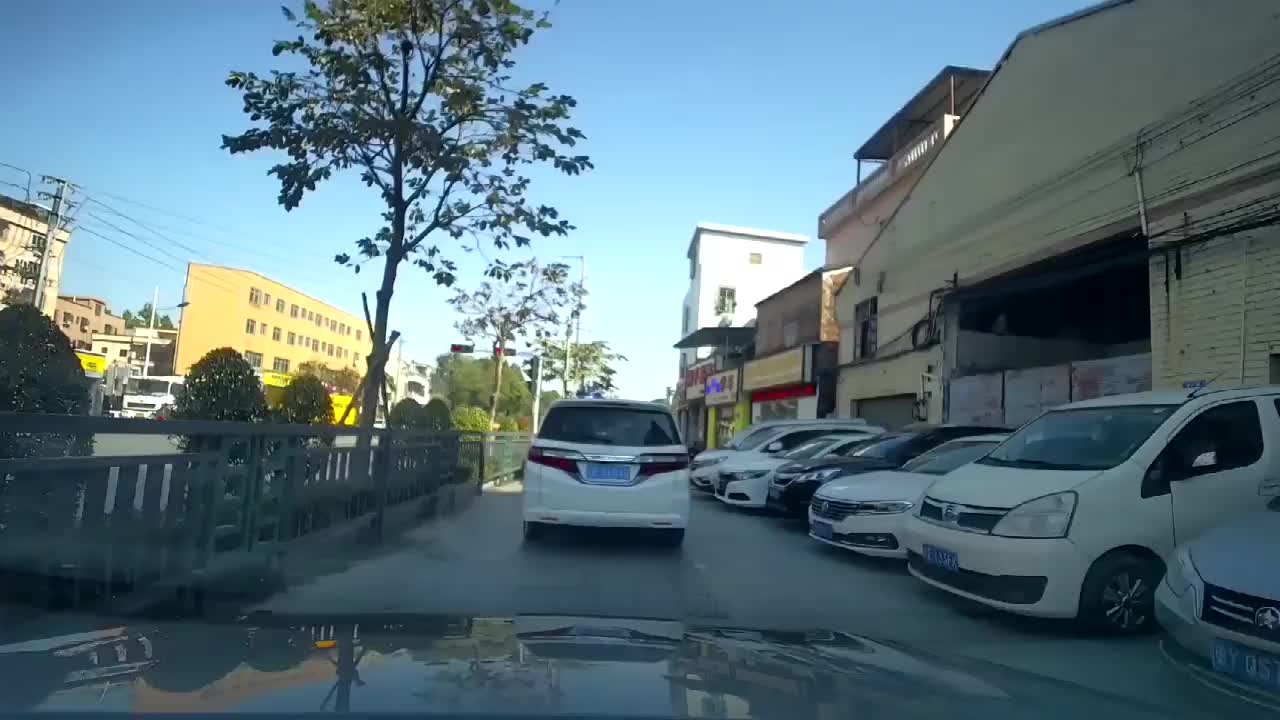 实拍：开个奥德赛还是艾力绅，至于这么牛气嘛，乱停车还有理了？