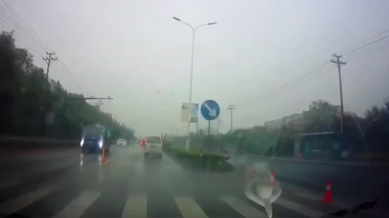 实拍：女司机这嘴刹也是厉害，要不是叫这几声就刹不住了