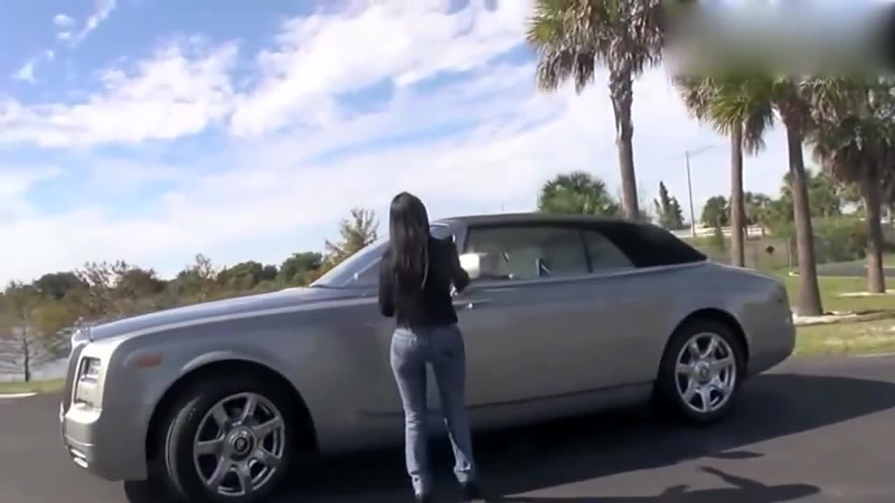 气质女司机体验劳斯莱斯幻影 按下敞篷键时好大的太阳！