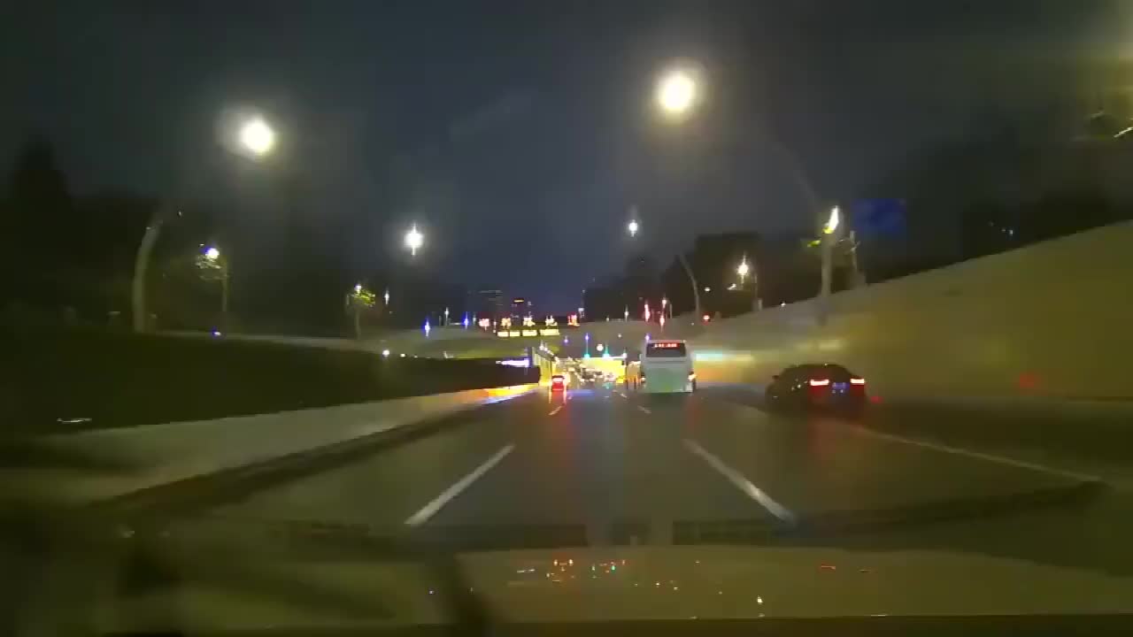 行车记录仪实拍：凯迪拉克隧道内“神操作”，不是拍下没人会信！