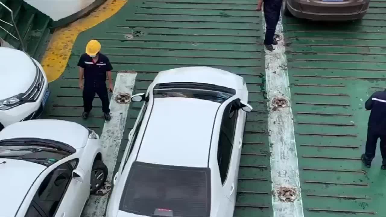 实拍：独立悬挂和扭力梁的差别就体现出来了