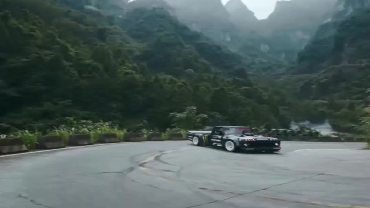 实拍：皮卡车上山路漂移，魔爪技术就是硬！